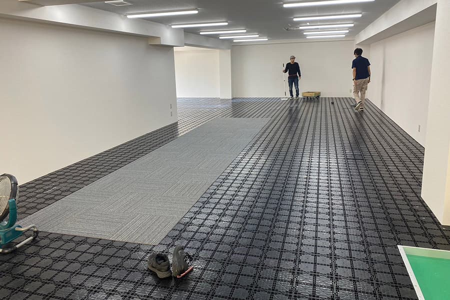 横浜タイヤ館 オフィス内タイルカーペット貼り工事