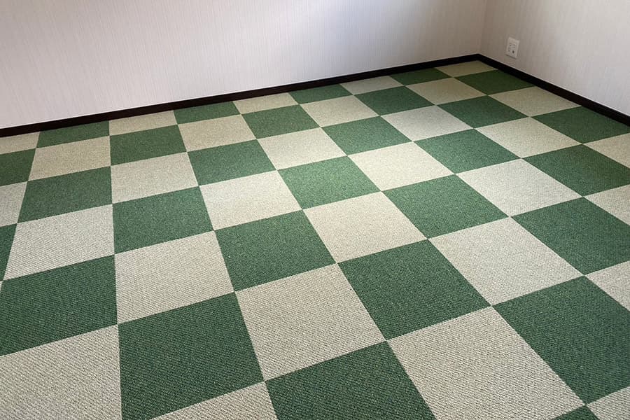 新築戸建て内 ペット用タイルカーペット施工